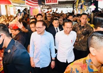 Saat Presiden Jokowi dan PM Anwar Sambangi Pasar Chow Kit