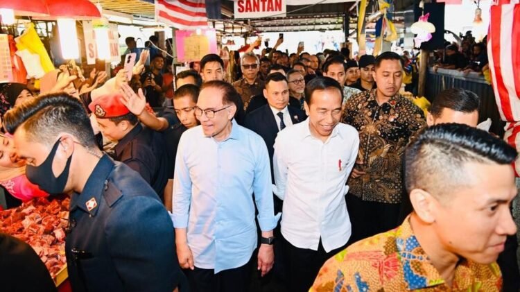 Saat Presiden Jokowi dan PM Anwar Sambangi Pasar Chow Kit