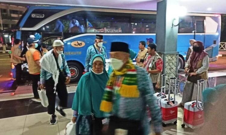 Jemaah Haji Kloter 28 JKG Asal Kota Tangsel Tiba di Tanah Air