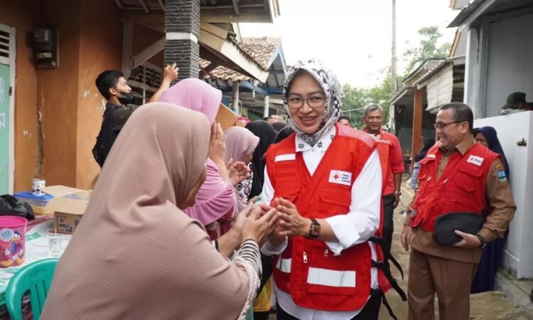 Airin Rachmi Diany Bersama PMI Banten Resmikan Bedah Rumah Warga di Kota Serang