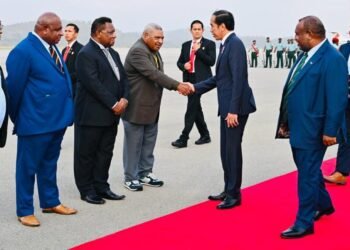 Dentuman Meriam Kehormatan Iringi Keberangkatan Presiden Jokowi dari Port Moresby