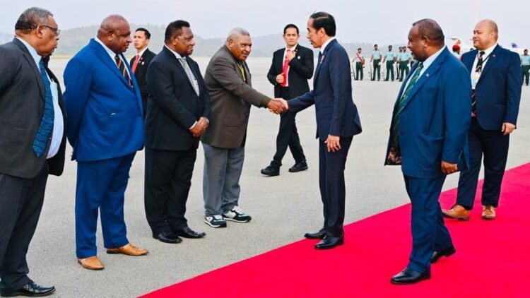 Dentuman Meriam Kehormatan Iringi Keberangkatan Presiden Jokowi dari Port Moresby