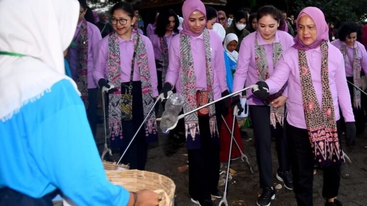 Ibu Iriana dan OASE KIM Lakukan Sejumlah Kegiatan Pelestarian Lingkungan Laut