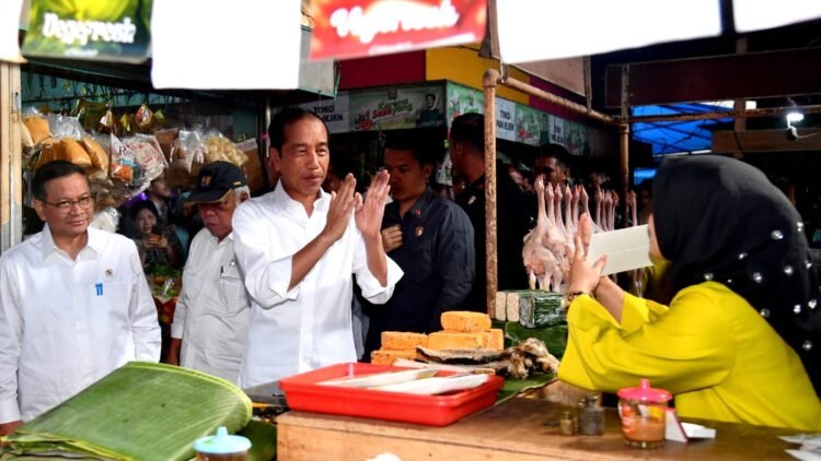 Kunjungi Pasar Cihapit, Presiden Jokowi Tinjau Harga dan Sapa Warga