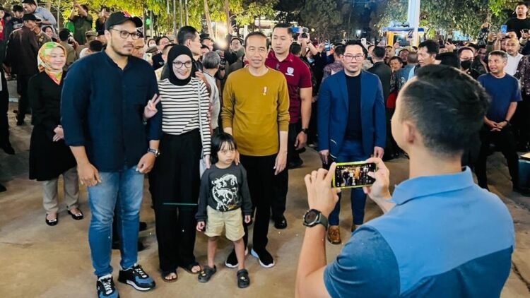 Malam Hari di Bandung, Presiden Kunjungi Toko UMKM hingga Nikmati Musik Akustik
