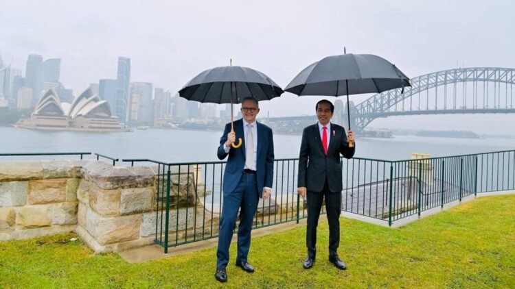 Meski Hujan, PM Australia Ajak Presiden Jokowi Berkeliling Admiralty House