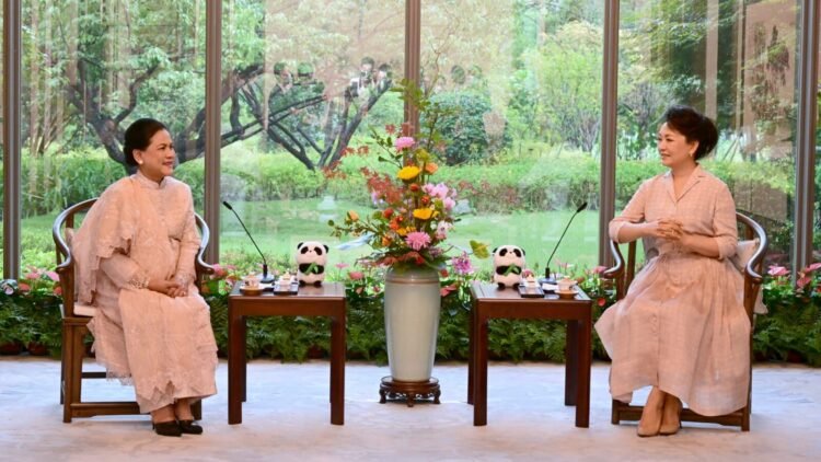 Momen Ibu Iriana Jokowi Minum Teh dengan Madam Peng Liyuan