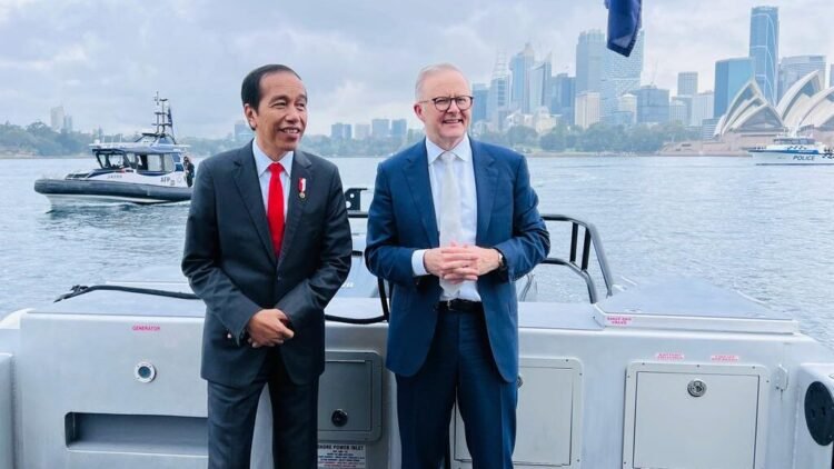 Momen Keakraban Presiden Jokowi dan PM Albanese di Kapal
