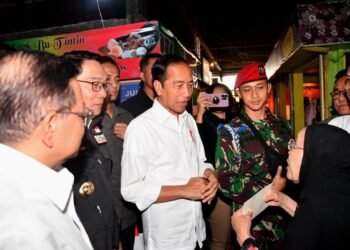Momen Presiden Sambangi Warung Nasi Legendaris Bu Eha di Pasar Cihapit