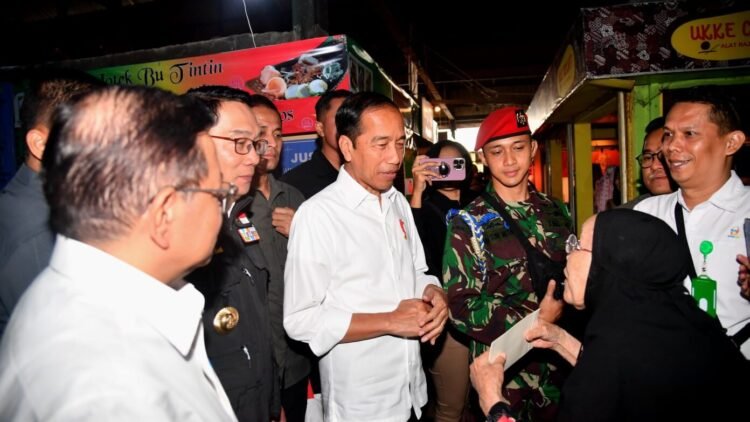 Momen Presiden Sambangi Warung Nasi Legendaris Bu Eha di Pasar Cihapit