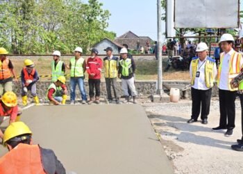 Presiden Jokowi Tinjau Rekonstruksi Jalan Raya Surakarta-Gemolong-Purwodadi