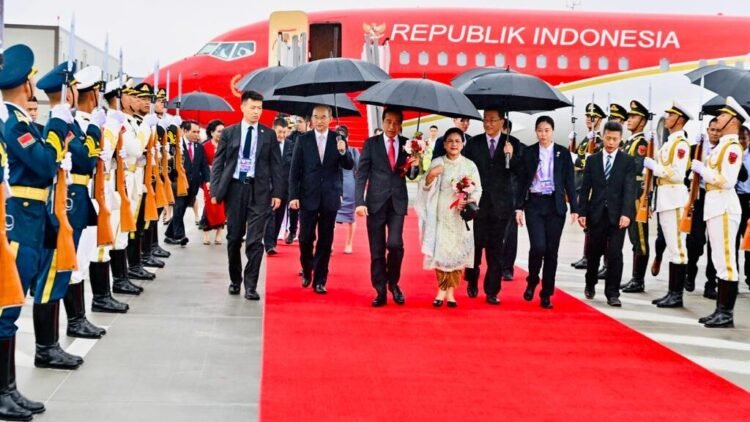 Presiden Jokowi dan Ibu Iriana Tiba di Chengdu