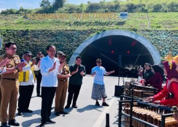 Rampak Angklung Pelajar Turut Sambut Presiden Jokowi di Tol Cisumdawu
