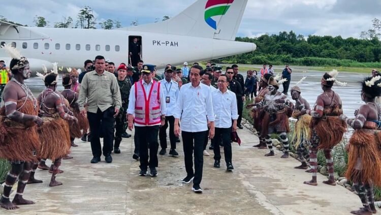 Tiba di Asmat, Presiden Resmikan Pengembangan Bandara Ewer