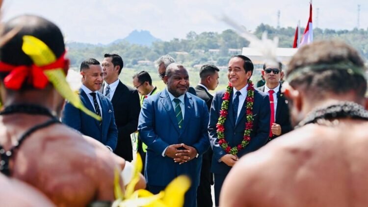 Tiba di Port Moresby, Presiden Jokowi Disambut Perdana Menteri Marape