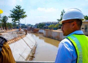 Pilar Tinjau Pembangunan Turap Kali Ciater Hilir Segmen Laverde – Serpong Park