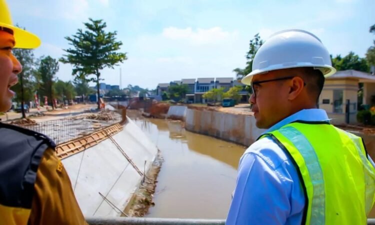 Pilar Tinjau Pembangunan Turap Kali Ciater Hilir Segmen Laverde – Serpong Park