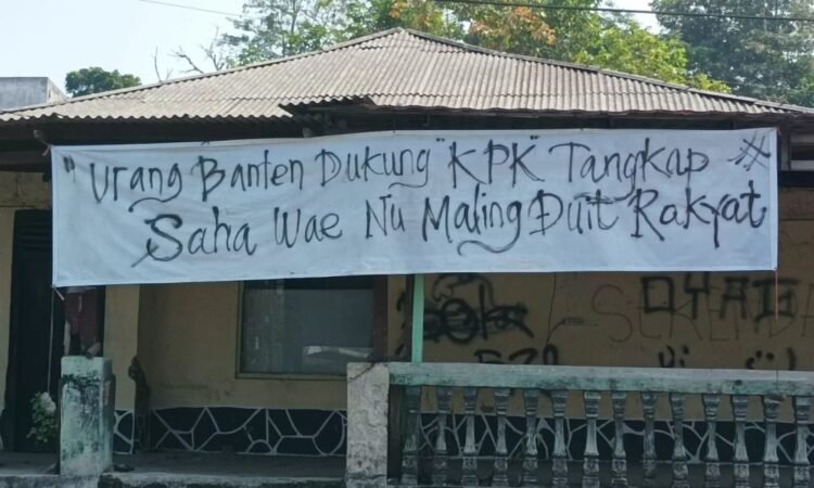 Pasang Spanduk, Warga Lebak Banten Dukung KPK Tegas Tangkap Pelaku Korupsi