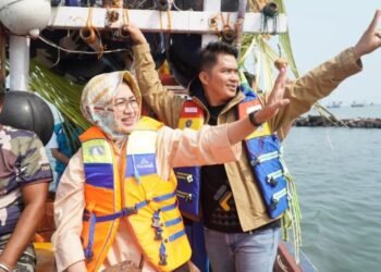 Airin Rachmi Diany Ikuti Pawai Perahu Bersama Nelayan di Labuan, Masyarakat Tumpah Ruah