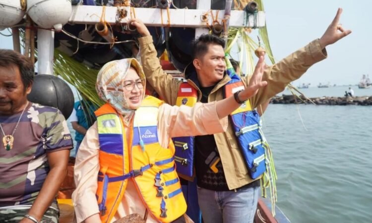 Airin Rachmi Diany Ikuti Pawai Perahu Bersama Nelayan di Labuan, Masyarakat Tumpah Ruah