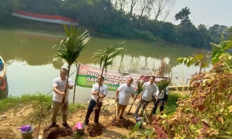 Aksi Peduli Lingkungan, Karyawan Indah Kiat dan Banksasuci Bersih-bersih Sungai Cisadane