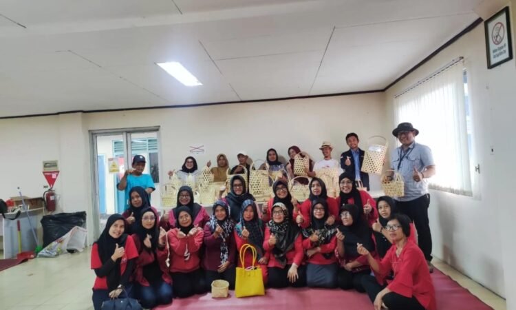 Kelompok Binaan CSR Indah Kiat Tangerang Diberikan Pelatihan Pembuatan Anyaman Bambu