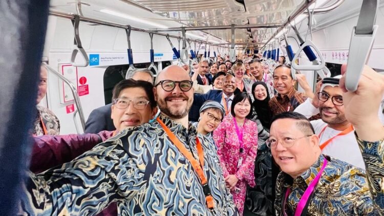 Hadiri Peluncuran Kartu Jelajah Berganda, Presiden Jokowi Ajak Dubes ASEAN dan Mitra Naik MRT