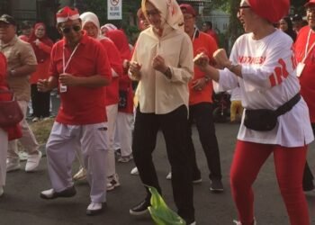 Airin Rachmi Diany Ikut ‘Line Dance’ Bersama Warga