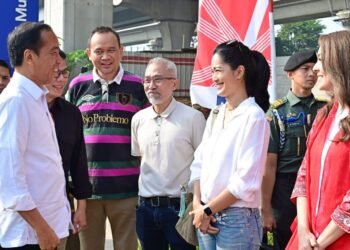 Kesan Para Penggiat Seni Saat Diajak Presiden Jokowi Naik LRT
