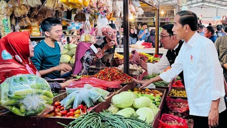 Kunjungi Pasar Parungkuda, Presiden Jokowi Tinjau Harga Kebutuhan Pokok