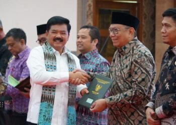 Menteri ATR Serahkan 303 Sertifikat di Banten, Termasuk Aset Milik Pemkot Tangsel