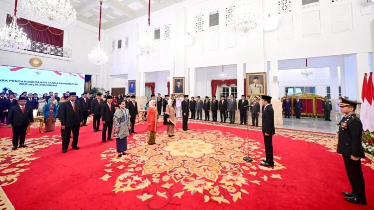 Presiden Jokowi Anugerahkan Tanda Kehormatan bagi 18 Tokoh