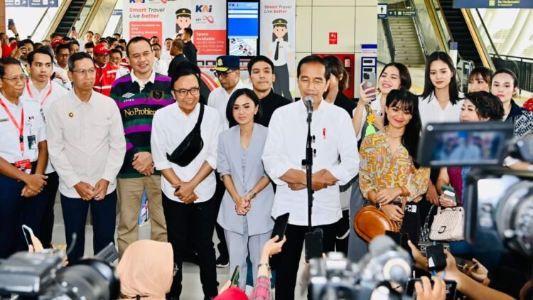 Presiden Jokowi Berharap Kehadiran LRT Dorong Masyarakat Gunakan Transportasi Massal
