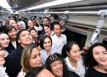 Presiden Jokowi Naik LRT Jabodebek Bersama Para Penggiat Seni Tanah Air