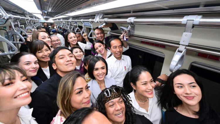Presiden Jokowi Naik LRT Jabodebek Bersama Para Penggiat Seni Tanah Air