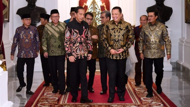 Presiden Jokowi Terima Pimpinan MPR di Istana Merdeka