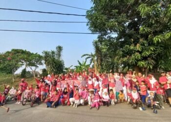 Semarakkan Dirgahayu Indonesia ke-78, Warga Komplek Depag Bambu Apus Kolaborasi Jalan Sehat