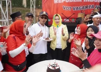 Olahraga Bersama Warga, Airin Rachmi Diany Dapat Kejutan Kado Ultah