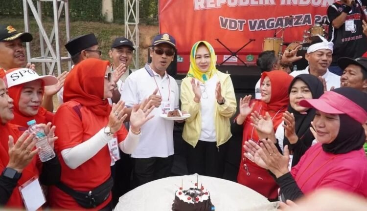 Olahraga Bersama Warga, Airin Rachmi Diany Dapat Kejutan Kado Ultah