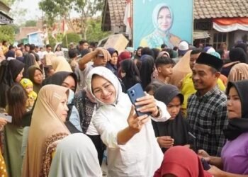 Airin Rachmi Diany Dapat Puisi Berjudul “Ungkapan Hati” dari Warga Lebak