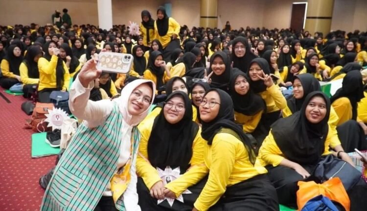 PKKMB UMJ 2023, Airin Rachmi Diany Berikan Motivasi Kepada Ribuan Mahasiswa Baru