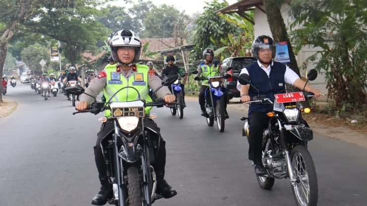 Pj Bupati Tangerang Keliling Naik Motor untuk Pantau Pilkades