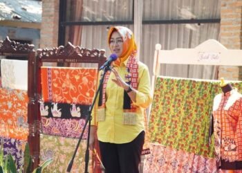 Airin Rachmi Diany Sambangi Kampung Budaya Kemuning di Kecamatan Legok