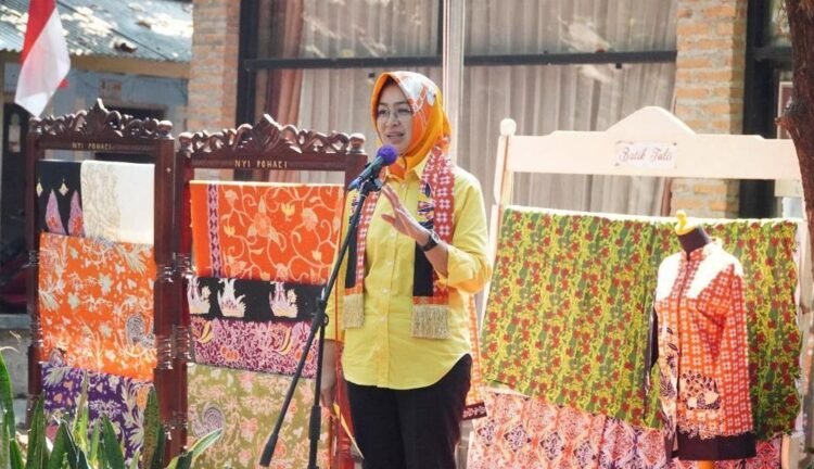 Airin Rachmi Diany Sambangi Kampung Budaya Kemuning di Kecamatan Legok