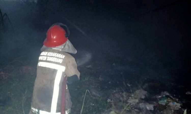 BPBD Atasi Kebakaran Sampah di Belakang Pasar Curug Kurang dari 1 Jam