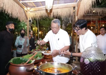 Benyamin Cicipi Citarasa Warung Kondre Milik Andre Taulany di Ciputat