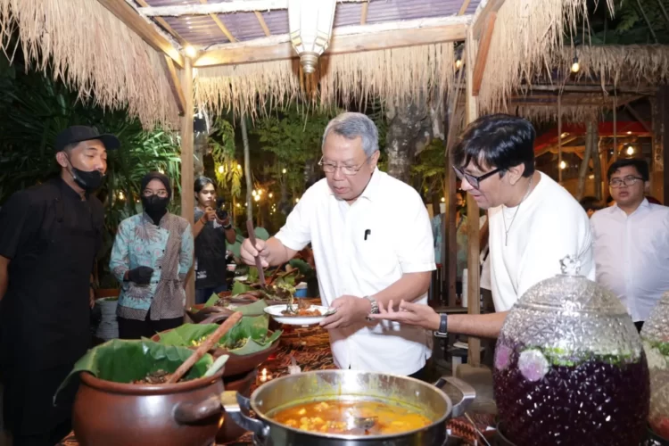 Benyamin Cicipi Citarasa Warung Kondre Milik Andre Taulany di Ciputat