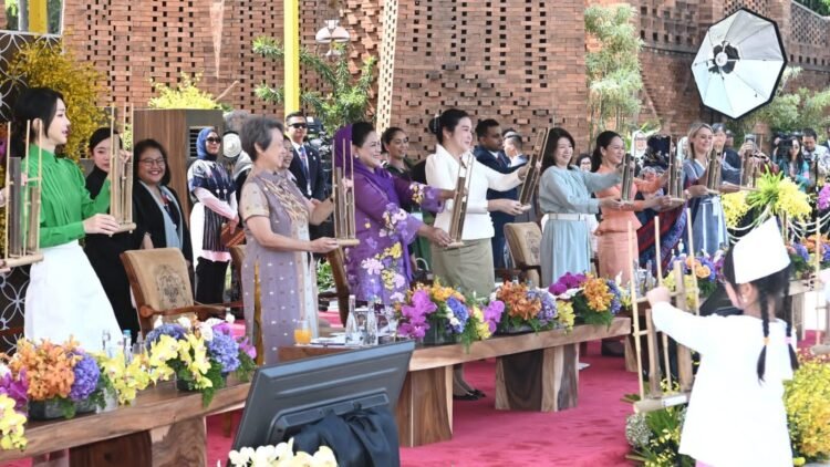 Ibu Iriana Jokowi Ajak Para Pendamping ASEAN dan Mitra Nikmati Ragam Budaya Indonesia