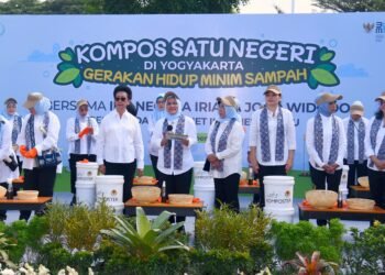 Ibu Iriana dan OASE KIM Ajak Masyarakat Buat Pupuk Kompos Bersama