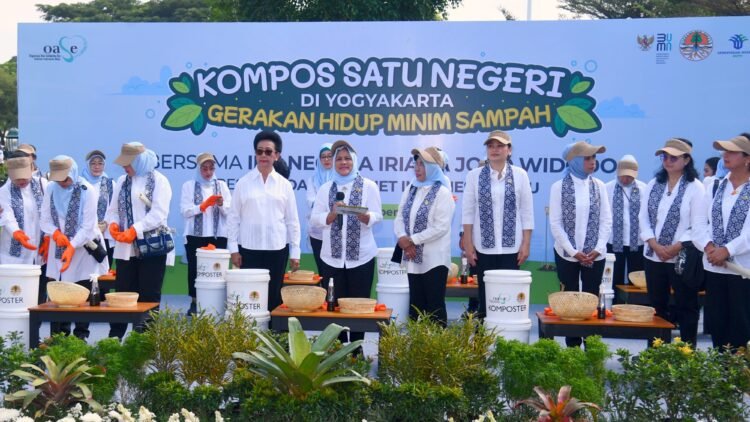 Ibu Iriana dan OASE KIM Ajak Masyarakat Buat Pupuk Kompos Bersama